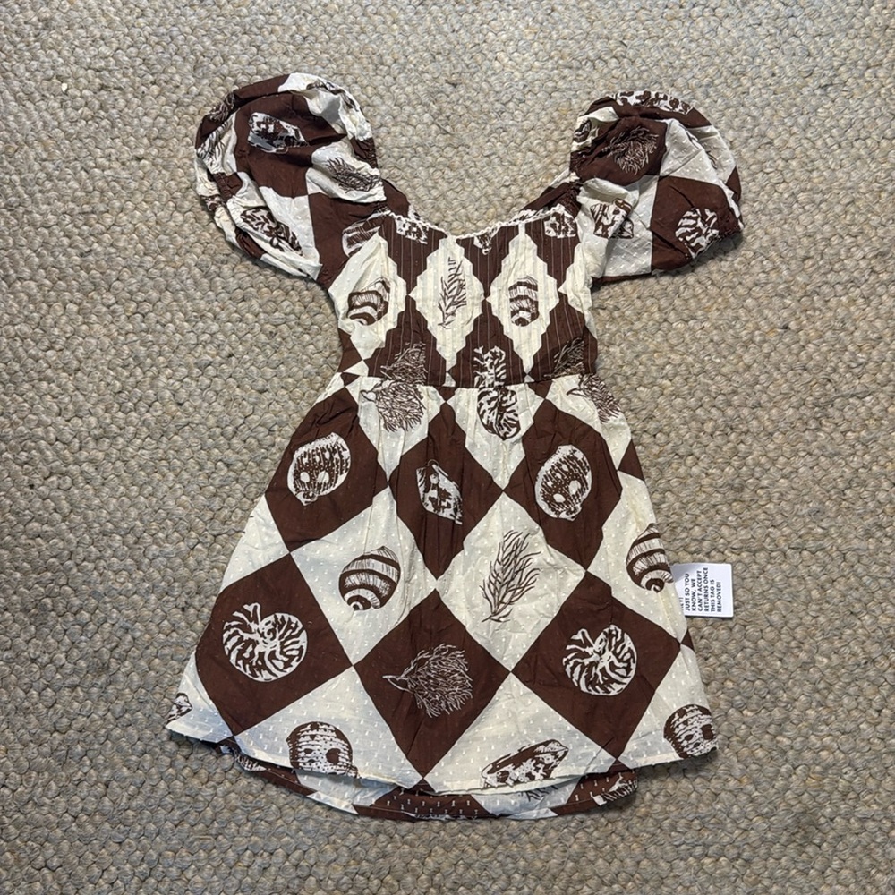 Brown and cream block patterns with seashell puff sleeve dress pretty back